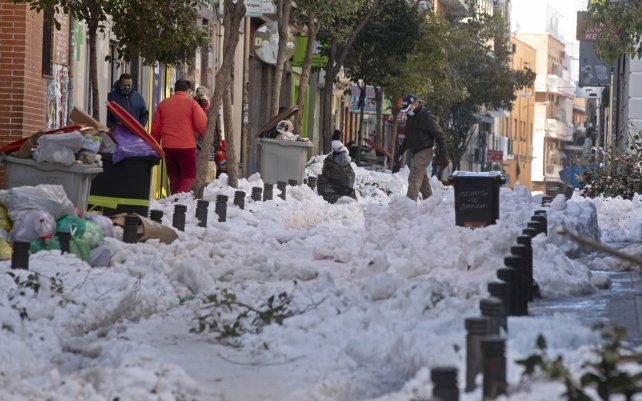 Un hombre camina por una calle cubierta de nieve y hielo en Madrid, España. Gran parte del país está luchando por volver a la normalidad tres días después de una nevada récord de 30 horas.