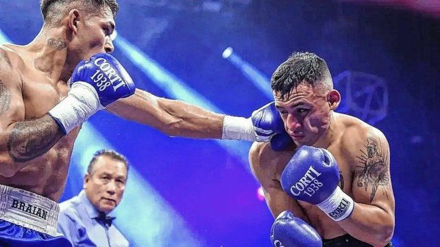El santafesino Torito Fernández (derecha) perdió en el Luna Park ante el bonaerense Pérez.