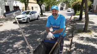 Darío Giusepponi rindió la última materia de la carrera de médico hace dos semanas. Durante toda la carrera, trabajó como barrendero.&nbsp;