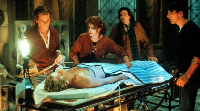 En la película Flatliners un grupo de médicos experimenta con drogas intrahospitalarias&nbsp;
