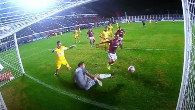 Se viene el gol de San Lorenzo. Todo nació de un saque de banda mal dado.