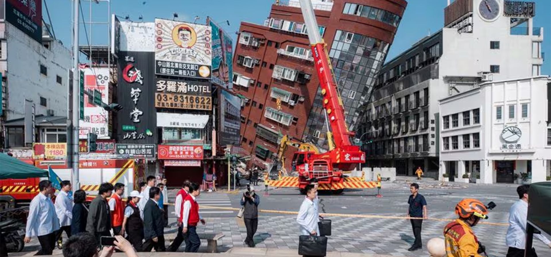 Una grúa trabaja junto a un edificio colapsado tras el seísmo en Hualien (Taiwán), este miércoles. (Foto: Reuters) Una grúa trabaja junto a un edificio colapsado tras el seísmo en Hualien (Taiwán), este miércoles. (Foto: Reuters)