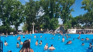 Un chapuzón a la ola de calor. Las piletas del Parque Alem el primer mes del año, registraron un 30 por ciento más de visitantes que en enero del año pasado.
