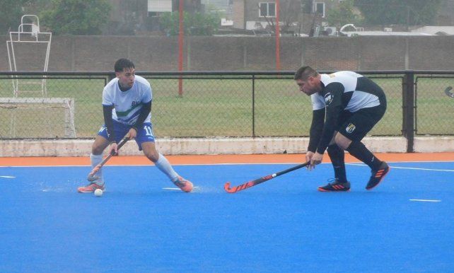 Intenso partido jugaron bajo la lluvia Banco Provincial y Estudiantes de Paraná.