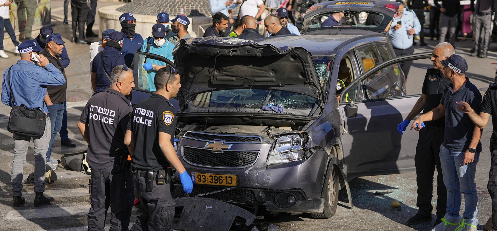 La policía israelí examina la escena de un ataque con un automóvil en Jerusalén, el lunes 24 de abril de 2023. El primer ministro israelí, Benjamin Netanyahu, dice que varias personas han sido atacadas y heridas cerca de un mercado popular en Jerusalén cuando Israel estaba listo para conmemorar su Día Conmemorativo para soldados caídos. (Foto AP/Ohad Zwigenberg)