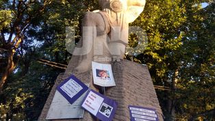 El monumento a Carlos Monzón se tiñó de lila en la Costanera