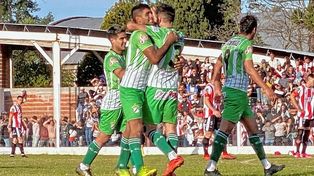 Los jugadores de Arsenal festejan uno de los goles en María Grande.