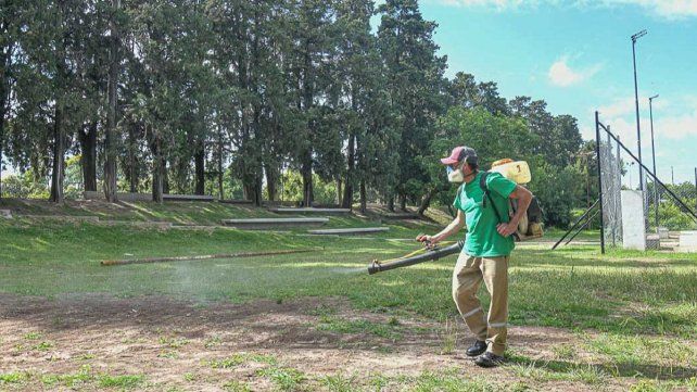 La Municipalidad de Paraná refuerza las fumigaciones contra plagas y vectores.