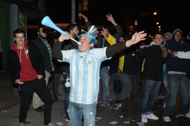 Santa Fe también salió a festejar el triunfo de la Selección Argentina en el debut mundialista