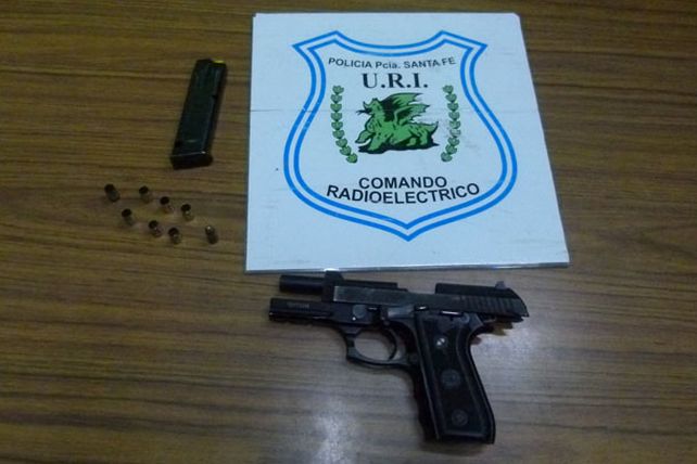 Le tiró a dos policías e impactó con seis balazos a un patrullero