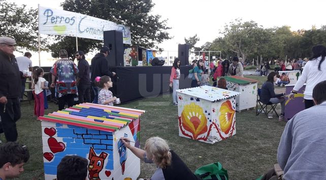 Artistas santafesinos intervinieron cuchas para perros de la calle