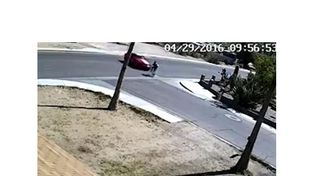 Le confesó que tenía sida, se fue en bicicleta y su novia lo atropelló con su automóvil