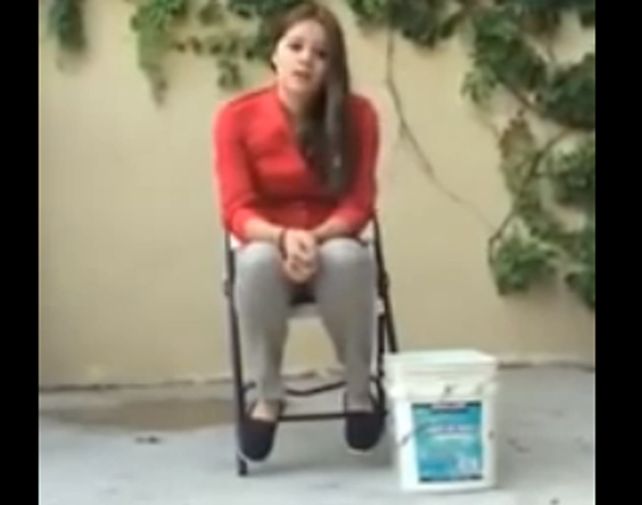 El video de una mexicana contra el desafío del baldazo se hace viral