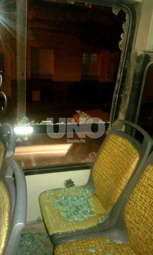 Rompió el vidrio de un colectivo de la Línea 9 y lo detuvieron