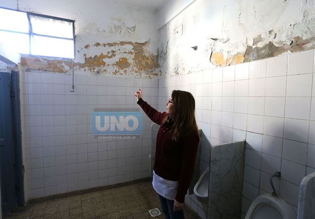 El año pasado la comunidad de la escuela primaria mostró el estado del edificio. Foto UNO Diego Arias.