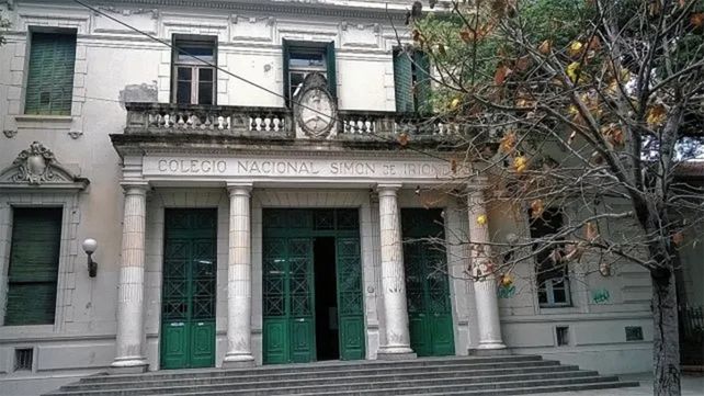 El Colegio Nacional Simón de Iriondoestá ubicado en la zona céntrica de la ciudad de Santa Fe.