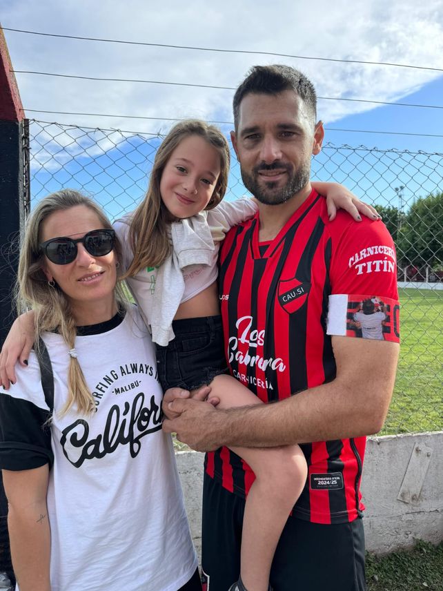 El capitán.&nbsp;Emiliano Bonomelli junto a su esposa Celeste D Angelo y su hija (Olivia).&nbsp; 