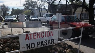 Un socavón genera demoras en el tránsito sobre Aristóbulo del Valle