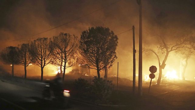El mayor incendio de la década en Grecia deja numerosos muertos, casas y vehículos destruidos