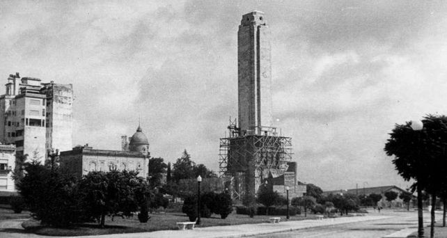 Monumento: las demoras en las obras casi igualan el tiempo que tardó en construirse.