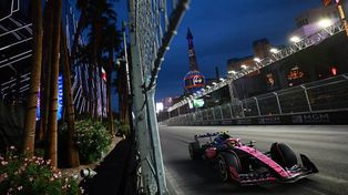 Franco Colapinto en las calles de Las Vegas, con el Alpine. Antepenúltima fecha del año.