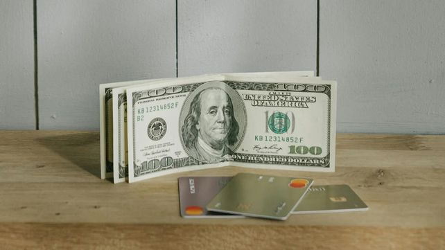 El BCRA habilitó el pago en dólares con tarjetas de débito y códigos QR.