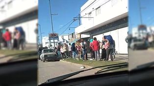 Filas de 400 metros en supermercados de la ciudad