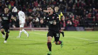 Con alma y vida, Cacciabue celebra el tanto de la apertura ante el Calamar.