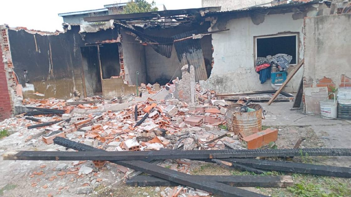 La casa destruida tras el incendio en la zona oeste de Rosario
