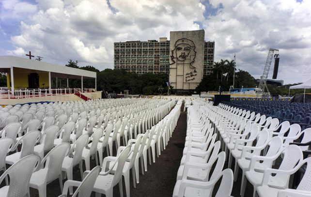 Una Plaza de la Revolución distinta. Los cubanos aguardan la llegada del Papa Francisco.