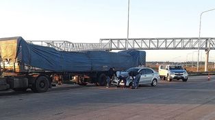 Federación: un auto chocó con un camión parado en la rotonda
