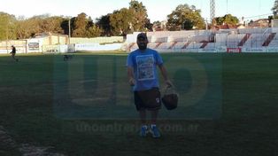 Martín Gentile luego de una nueva jornada laboral en el campo de juego del Pedro Mutio