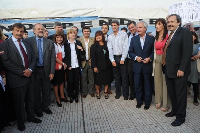 La oposición instaló su carpa contra la reforma judicial frente al Congreso