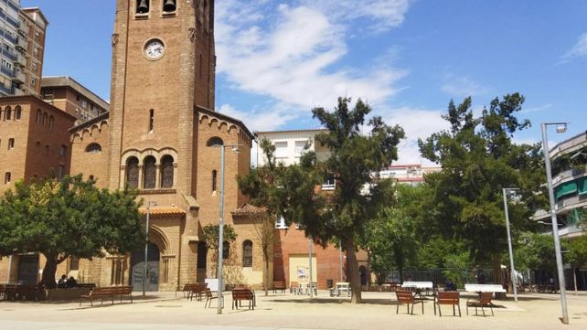 Plaza Jardines de Elche. Matías y su madre Valeria almuerzan día a día en este espacio público
