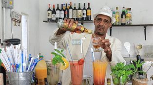 Ramón preparó para UNO un Santiago (naranja, granadina y ron), un Chiclé Frutal (frutas, hielo molido y ron) y el clásico mojito.