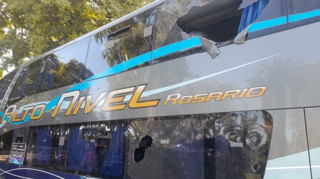 Los jugadores de Central fueron recibidos en el Coloso con piedrazos que impactaron en el colectivo