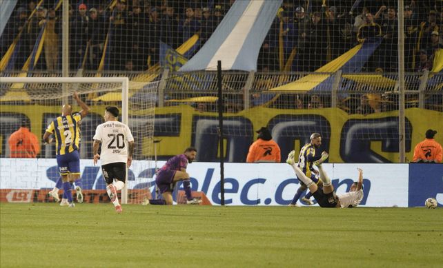 Elordi ya cometió penal y de esa acción llegó el empate de Riestra, en el final del partido.