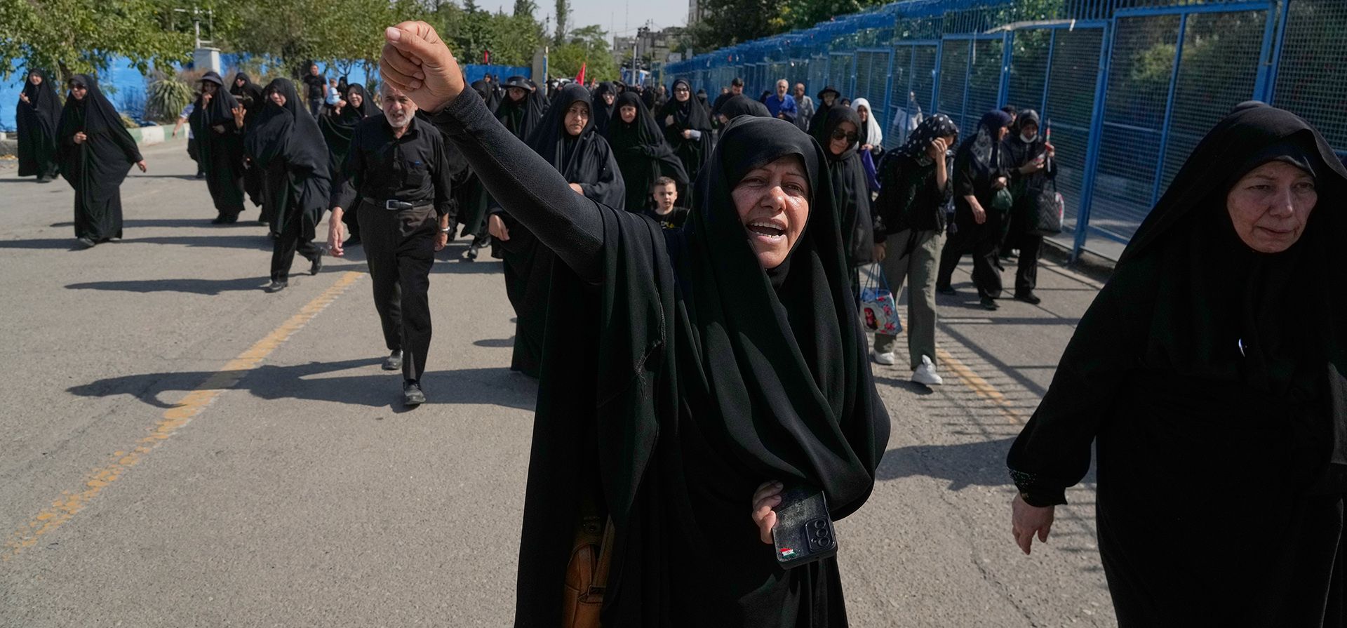 Una mujer corea consignas con el puño en alto mientras los dolientes se dirigen a una concentración en conmemoración del difunto Líder Supremo Ali Khamenei en la Gran Mezquita Imam Khomeini Mosalla en Teherán, Irán, el martes 14 de julio de 2026. (Foto AP/Vahid Salemi) Una mujer corea consignas con el puño en alto mientras los dolientes se dirigen a una concentración en conmemoración del difunto Líder Supremo Ali Khamenei en la Gran Mezquita Imam Khomeini Mosalla en Teherán, Irán, el martes 14 de julio de 2026. (Foto AP/Vahid Salemi)