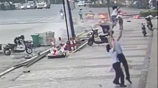 Video: el momento en que un hombre salva a una nena de la muerte