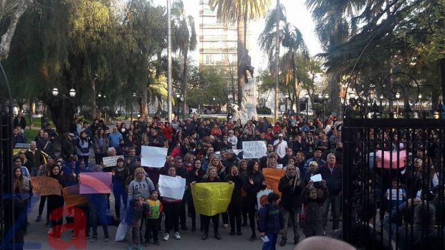 Vecinos de Zárate se movilizaron por la ciudad, ocuparon la Municipalidad y fustigaron al intendente