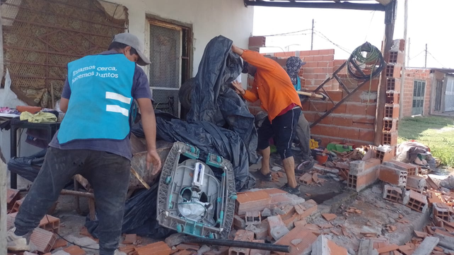 Personal de Control de la Municipalidad en las tareas de despeje del espacio público en 27 de Febrero y Circunvalación.