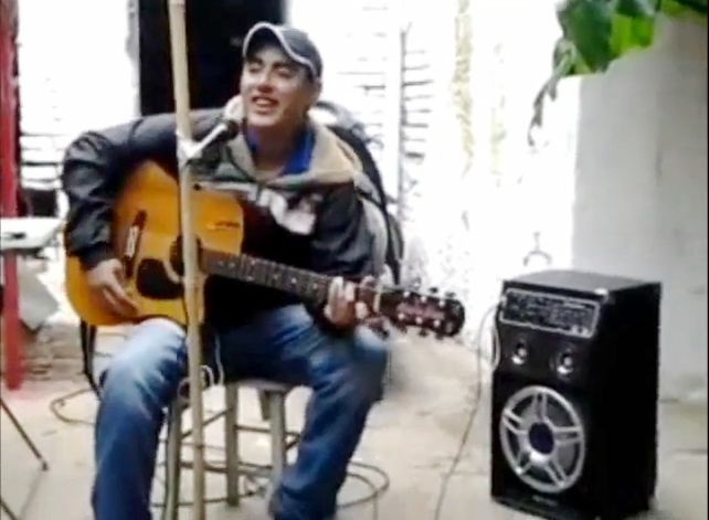 El sancarlino loco de la guitarra y sus geniales imitaciones