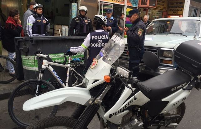 La policía cordobesa en el lugar donde apareció esta mañana la criatura.&nbsp;