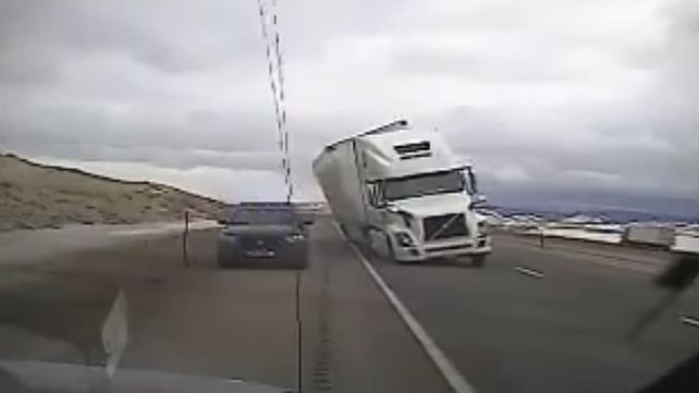 Vientos de 130 km/h hicieron volcar a un camión encima de un patrullero