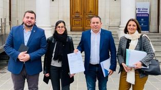 Los diputados Ghione, Sola, Julierac y Florito, en el ingreso a la Legislatura santafesina. Como si fuera una paradoja, al fondo se ve un cartel con la consigna que dio nombre al movimiento feminista que surgió en el país en 2015: Ni una menos.