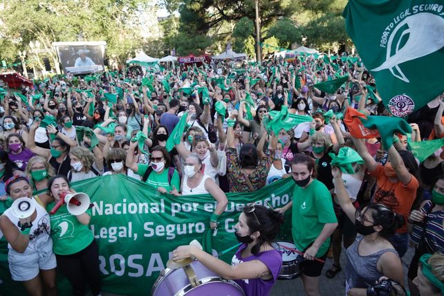 Pañuelazo verde en la plaza San Martín: multitudinaria vigilia en apoyo al aborto legal