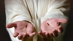 La mujer Dice que escucha a Jesús, se le aparece la virgen y dice curar a personas.