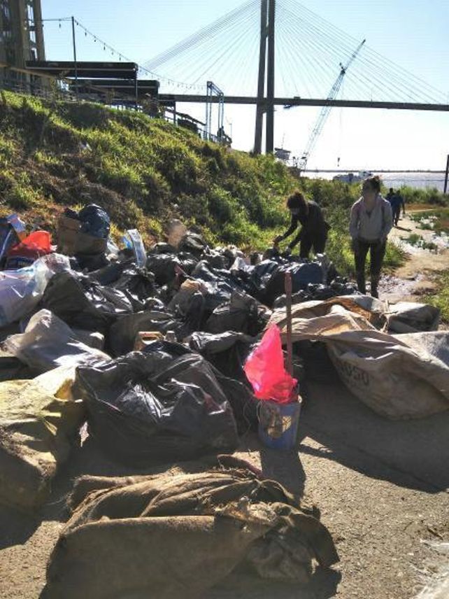 Retiran unos 600 kilos de basura del río: teléfonos, juguetes, tetrabriks y más