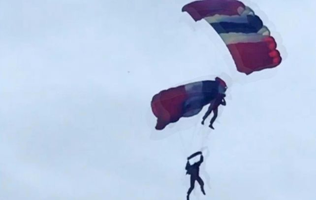 De milagro. Los dos paracaidistas lograron salvarse de la emergencia.