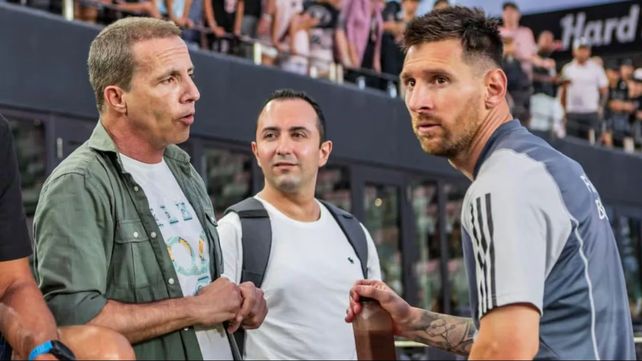 Messi saludó afectuosamente al periodista español al término de la práctica de Inter Miami.